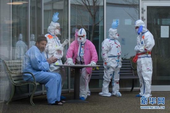 |讲故事、变魔术……以色列医院“医疗小丑”在工作