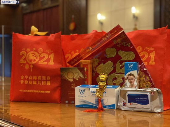 使馆|中国驻菲律宾使馆向在菲中国同胞发放“春节包”