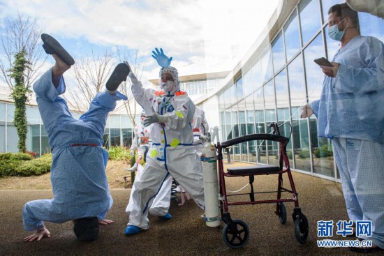 |讲故事、变魔术……以色列医院“医疗小丑”在工作