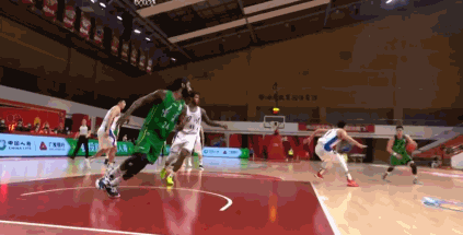 郭艾伦倒地头部受伤。