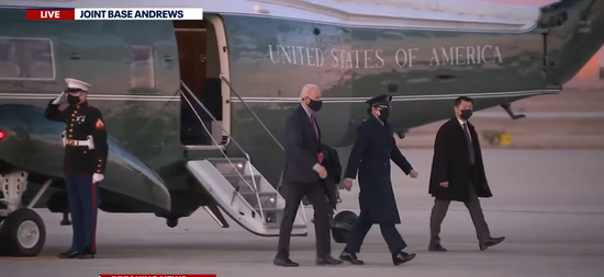 空军一号|拜登上任后首次搭乘空军一号 专机基地刚刚遭人闯入
