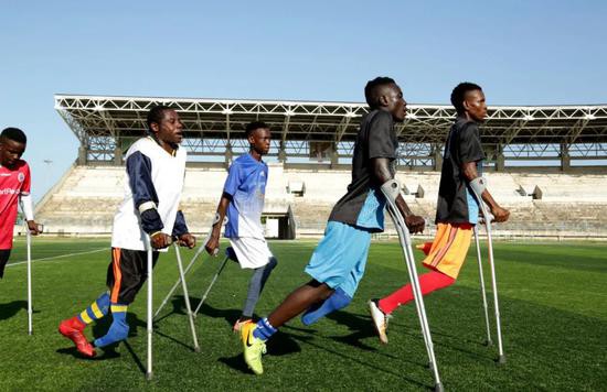 截肢|单腿盘带、独臂守门，这支国家队剑指2022世界杯