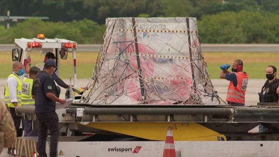 新冠|首批中国企业生产的英国牛津—阿斯利康新冠疫苗活性成分运抵巴西