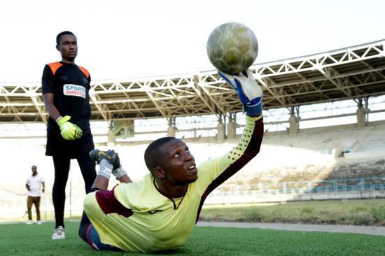 截肢|单腿盘带、独臂守门，这支国家队剑指2022世界杯