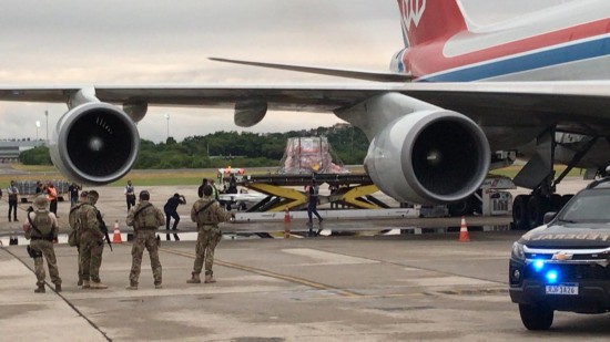 新冠|首批中国企业生产的英国牛津—阿斯利康新冠疫苗活性成分运抵巴西