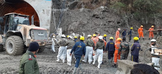 溃坝|印度北阿坎德邦溃坝现场找到10具遗体 30多人被困隧道