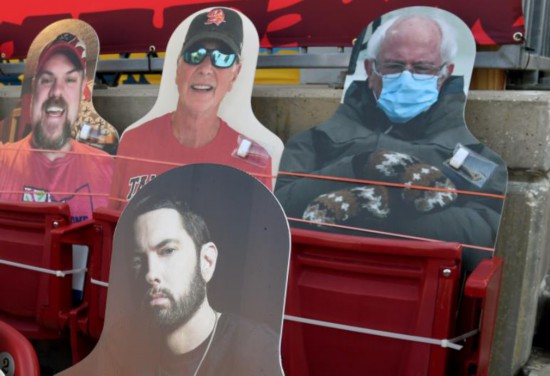 超级碗|美国超级碗现场坐3万个纸片人：每个收100美元 还有动物头像