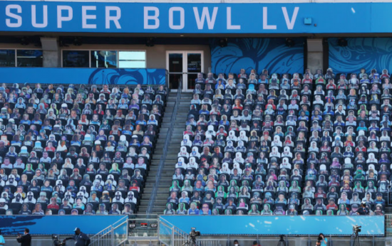 超级碗|美国超级碗现场坐3万个纸片人：每个收100美元 还有动物头像