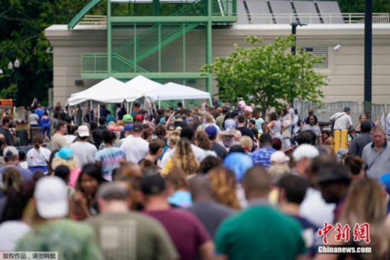 资料图：当地时间2020年6月17日，美国肯塔基州国会大楼外，上千名在疫情期间失业的美国民众在此排队等候进入大楼。