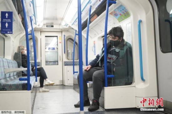 当地时间12月21日,英国伦敦通勤的高峰时段,地铁上仅有几名戴口罩的旅客。