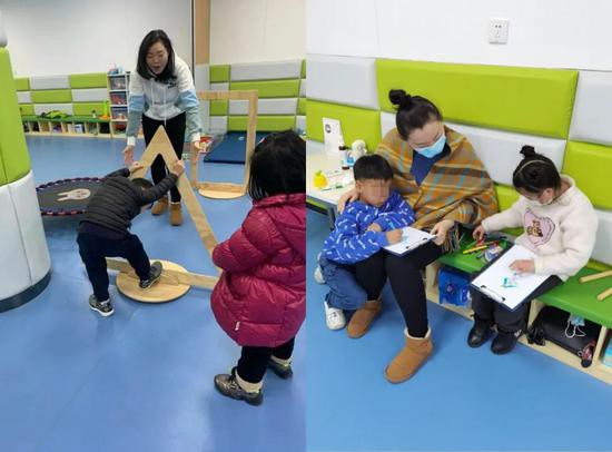 (图说:覃丽和自闭症孩子在一起)