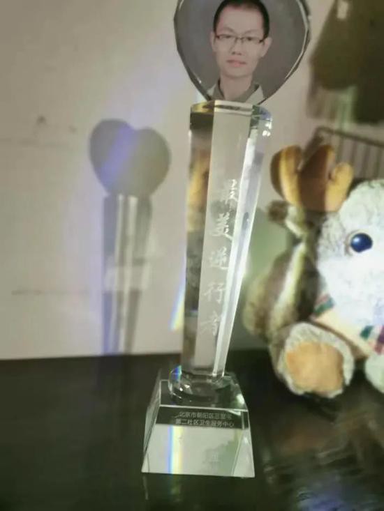 (图说:巴志强收获的“最美逆行者”奖杯)