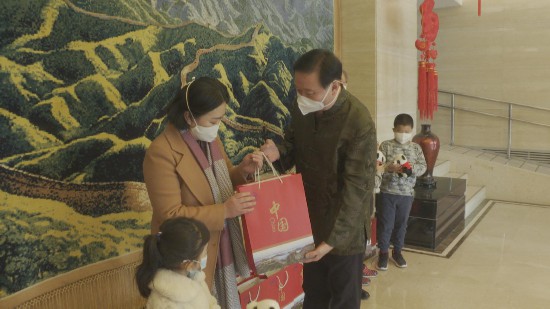 春节包|新年将至 多个中国驻外使领馆向留学生及侨胞发放“春节包”