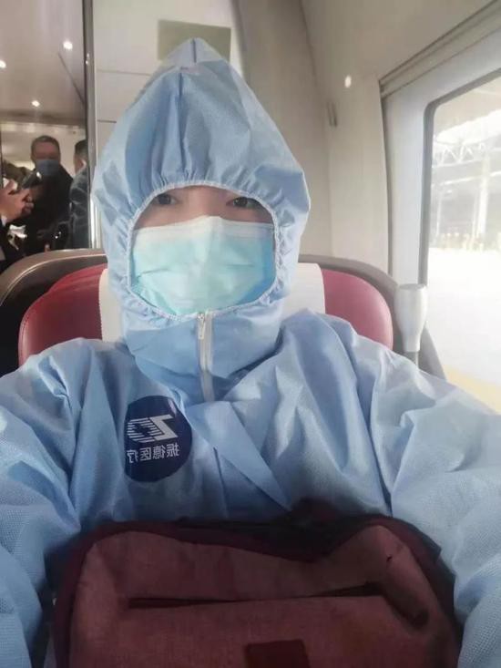 (图说:覃丽在武汉解封后回家的火车上)