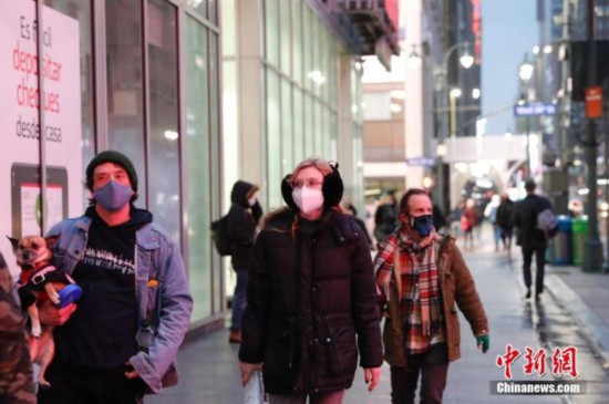 当地时间1月26日，美国纽约曼哈顿街头戴着口罩的行人。<a target=\'_blank\' href=\'http://www.chinanews.com/\'><p  align=