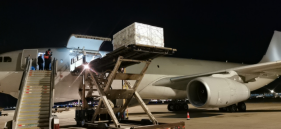 疫苗|中方向匈牙利出口首批疫苗!运输中国疫苗包机凌晨飞抵北京,完成装箱后返航