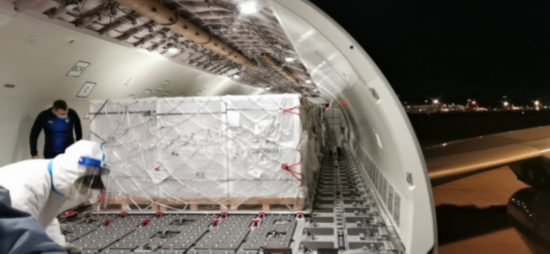 疫苗|中方向匈牙利出口首批疫苗!运输中国疫苗包机凌晨飞抵北京,完成装箱后返航