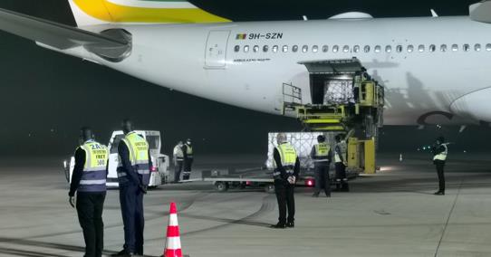 塞内加尔|塞内加尔总统亲赴机场迎接中国疫苗，近日将启动优先人群接种