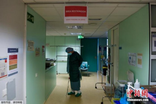 当地时间2020年12月1日，西班牙马德里大区宣告建成应对大流行病医院。图为医护人员在准备开始工作。