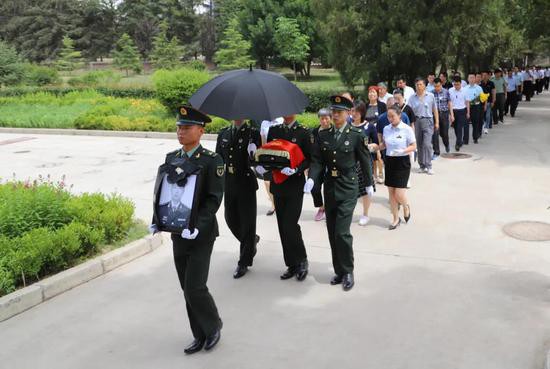 陈红军烈士安葬仪式现场。