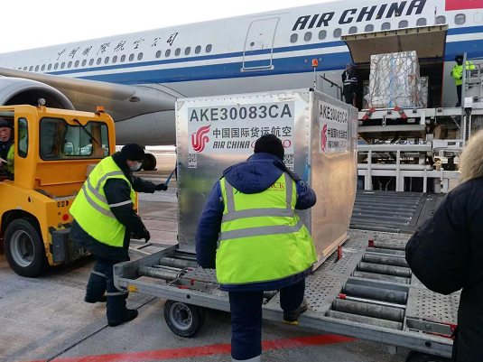 白俄罗斯|中国向白俄罗斯提供的10万剂新冠疫苗运抵明斯克