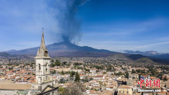 澳网|意大利埃特纳火山持续喷发 黑烟笼罩城市上空