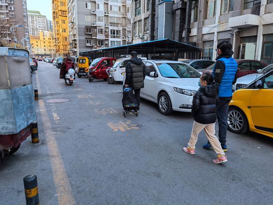 9号楼东侧，消防通道黄线内接连停了5辆老年代步车