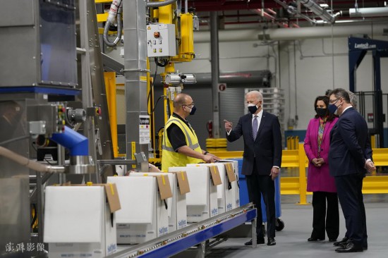 |拜登赴密歇根州考察辉瑞工厂 呼吁民众积极接种疫苗