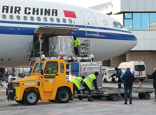 白俄罗斯|中国向白俄罗斯提供的10万剂新冠疫苗运抵明斯克
