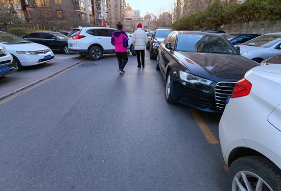 小区东三门附近私家车&ldquo;踩着&rdquo;消防通道标志线停放