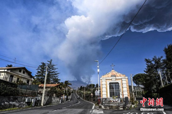 澳网|意大利埃特纳火山持续喷发 黑烟笼罩城市上空