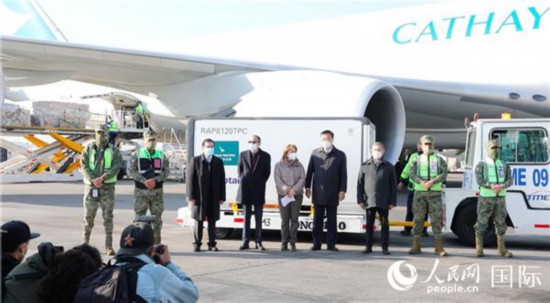 墨政府在墨西哥城机场举行迎接科兴疫苗抵墨仪式。记者刘旭霞 摄