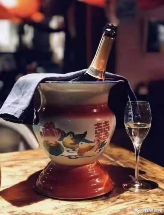 老干妈|搪瓷痰盂变身香槟桶，老家床底下的这些玩意正在海外疯狂圈粉