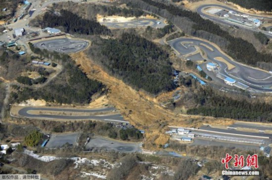 当地时间2月14日,日本福岛县Nihonmatsu市,一处因地震损毁的山路。