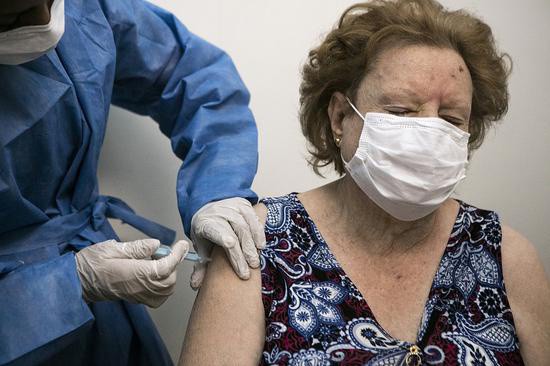 阿根廷民众接种新冠疫苗