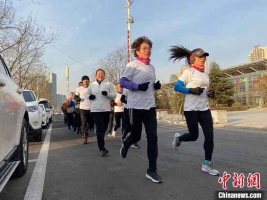 图为兰州“理想跑团”成员正在进行有氧运动。 高展 摄