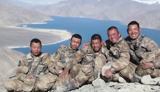 春晚|春晚屏幕上的戍边战士说：把最硬的“鳞”献给祖国