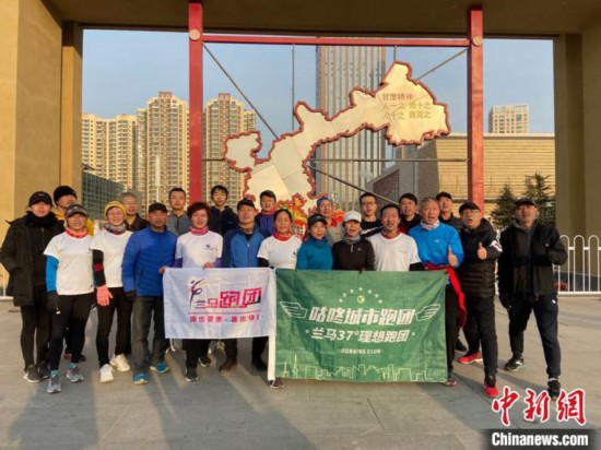 图为结束跑步后合影。 高展 摄
