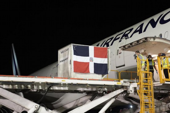 新冠|首批中国新冠疫苗运抵多米尼加，副总统等人赴机场迎接