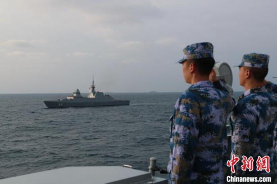 联合演习|中国与新加坡海军舰艇编队举行海上联合演习