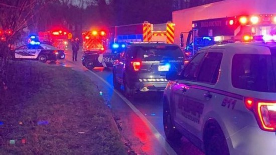 乘客|美国一架小型客机坠机：3名乘客全部遇难 机翼砸中居民屋顶