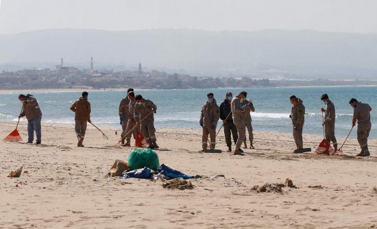 海上石油|海上石油泄露波及黎巴嫩 志愿者清理被污染海滩