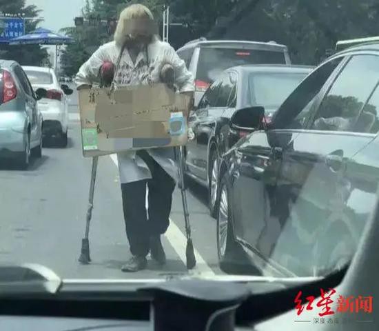 乞讨老人老家村支书表示,村委会曾对其多次批评教育,但他仍我行我素图据网络