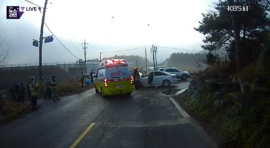 农田|韩国一面包车被撞入农田 8名中国人受伤(现场)