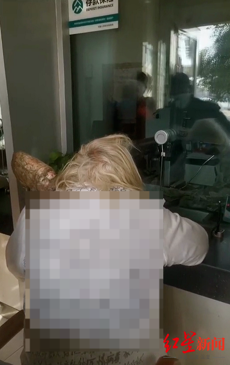 七旬老人行乞成“银行VIP” 图据网络