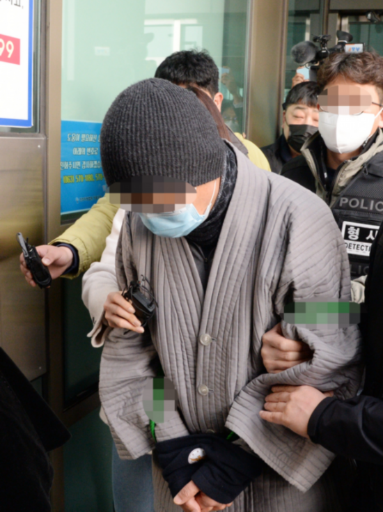 僧人|韩国僧人放火烧毁千年古寺后道歉 连连鞠躬：很后悔！