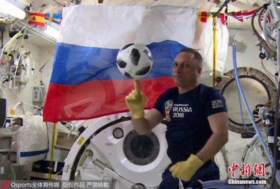 5月31日，俄罗斯宇航员Oleg Artemyev和自己的同事Anton Shkaplerov正在国际空间站内玩足球，以此迎接俄罗斯世界杯的到来。他们所使用的足球是即将在世界杯赛场上使用的“电视之星 18”，这枚足球将于6月3日被运回地球，并将被用作2018世界杯揭幕战用球。 图片来源：Osports全体育传媒 版权作品 严禁转载