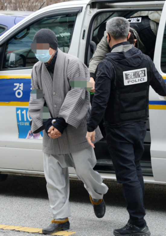 僧人|韩国僧人放火烧毁千年古寺后道歉 连连鞠躬：很后悔！