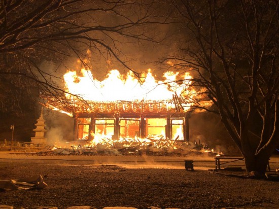 僧人|韩国僧人放火烧毁千年古寺后道歉 连连鞠躬：很后悔！