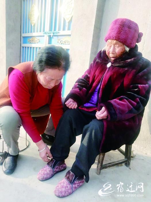 郁光平每次带着婆婆赶集前总是帮婆婆穿戴整齐